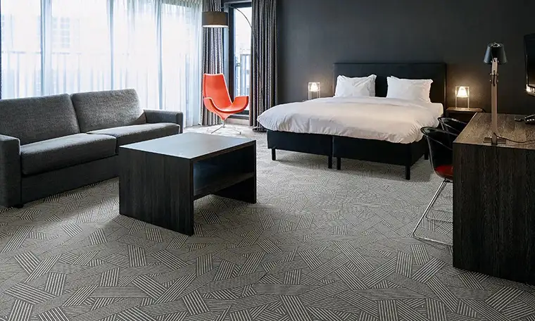 Moqueta punzonada con patrón geométrico para dormitorio