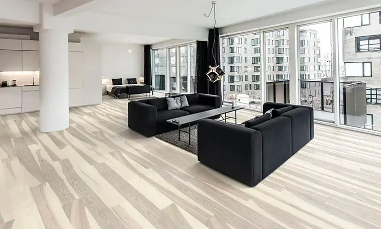 Salón moderno con suelo de parqué